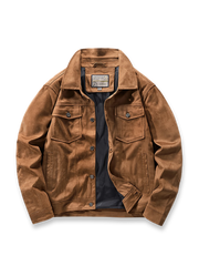 製品画像: スエード調 ターンダウンカラー ワークジャケットの全体展示画像。折り返し襟（ターンダウンカラー）とフラップポケットのクラシックなデザインが特徴。カーキ、グレー、コーヒー、ブラックの4色展開で、日常使いからカジュアルまで対応可能。
詳細画像: フラップポケットとボタンのディテールをクローズアップした画像。スエード調素材の柔らかい質感と耐久性をアピールし、デザインの細部にこだわりを表現。