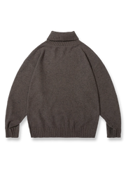 製品画像: ウール混紡 タートルネック セーターの全体展示画像。シンプルな無地デザインが特徴で、タートルネックが保温性と洗練された印象を両立。冬の必須アイテムとして単独でもインナーとしても活用可能。
詳細画像: 袖口と裾のリブ仕上げをクローズアップした画像。フィット感と防風性を高めるディテールが特徴で、柔らかなウール混紡素材の質感を強調。