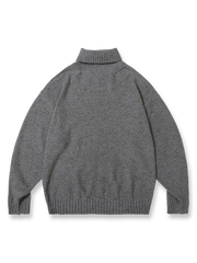 製品画像: ウール混紡 タートルネック セーターの全体展示画像。シンプルな無地デザインが特徴で、タートルネックが保温性と洗練された印象を両立。冬の必須アイテムとして単独でもインナーとしても活用可能。
詳細画像: 袖口と裾のリブ仕上げをクローズアップした画像。フィット感と防風性を高めるディテールが特徴で、柔らかなウール混紡素材の質感を強調。