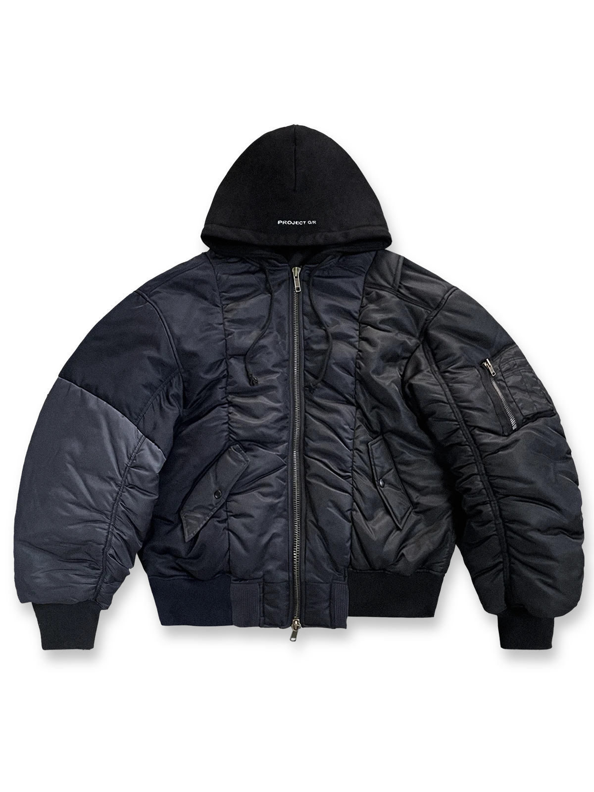 製品画像: アシンメトリーパッチワーク フード付き フライトジャケットの全体展示画像。三色のバイカラーデザインとアシンメトリーパッチワークが特徴的で、フード付きのスタイリッシュな外観が冬のストリートファッションにぴったり。
詳細画像: パッチワークデザインのディテールと三色のバイカラーカラーリングをクローズアップした画像。独自のジップディテールと袖口のデザイン性が際立つ。