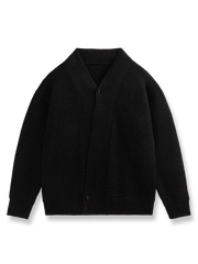 製品画像: アシンメトリーデザイン ニットセーターの全体展示画像。ユニークなアシンメトリーデザインが目を引く一着で、ルーズフィットシルエットがリラックスした雰囲気を演出。秋冬のコーディネートに最適。
詳細画像: アシンメトリーデザイン部分とリブ仕様の袖口ディテールをクローズアップした画像。柔らかな混紡素材の質感と防風性を強調。