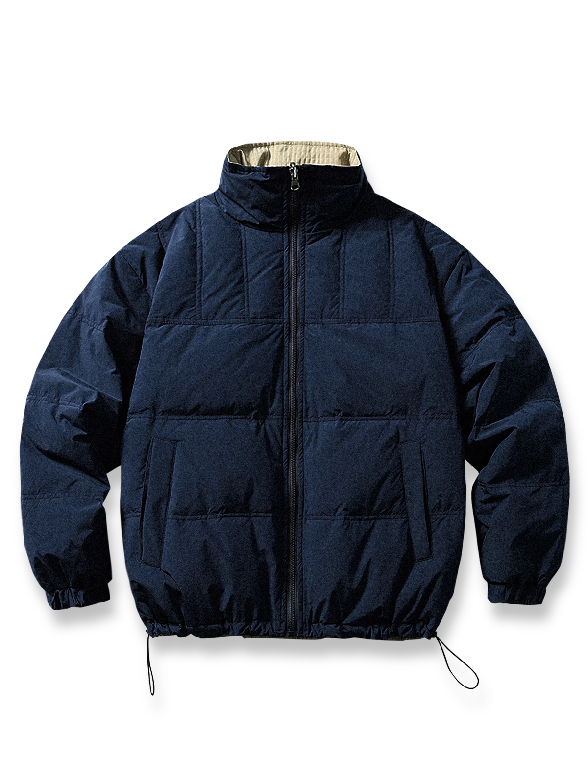 製品画像: リバーシブル ホワイトダックダウンジャケットの全体展示画像。カーキの肌理感ある生地とネイビーのストライプデザインのリバーシブル仕様が特徴。秋冬シーズンに最適な暖かく軽量な一着。
詳細画像: カーキ面の肌理感生地とネイビーストライプ面のディテールをクローズアップした画像。ドローコード付き裾や両サイドポケットの機能性を強調。