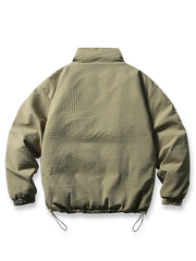 製品画像: リバーシブル ホワイトダックダウンジャケットの全体展示画像。カーキの肌理感ある生地とネイビーのストライプデザインのリバーシブル仕様が特徴。秋冬シーズンに最適な暖かく軽量な一着。
詳細画像: カーキ面の肌理感生地とネイビーストライプ面のディテールをクローズアップした画像。ドローコード付き裾や両サイドポケットの機能性を強調。