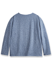 製品画像: 両面フリース起毛 クルーネック 長袖Tシャツの全体展示画像。柔らかく暖かい両面起毛素材とカチオン二色糸のデザインが特徴で、秋冬シーズンに最適なアイテム。
詳細画像: カチオン糸による独特な風合いとヴィンテージ感漂うブラウンのレザーパッチのディテールをクローズアップした画像。見た目の個性と高級感を強調。