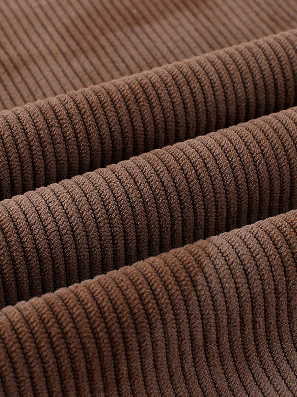 製品画像
レトロコーデュロイベスト 高品質なコーデュロイ素材を使用し、クラシックな質感とシンプルなデザインが特徴のベスト。柔らかく滑らかな着心地が魅力。

詳細画像
コーデュロイ素材のディテール、柔らかな質感と細かい畝模様。シンプルでクラシックなデザインが際立つ。

ボタンディテール: 牛角製のボタンが付いたシンプルでエレガントなデザイン。