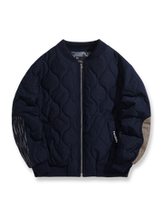 製品画像
ダイヤ柄キルティング パッチワーク スタジャン レトロなダイヤ柄キルティングデザインと実用的な厚手素材を使用し、快適さとスタイルを両立。

詳細画像
ダイヤ柄キルティングデザインとパッチワークディテール 厚手の素材感が伝わるディテール画像。