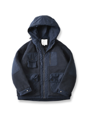 製品画像
フリース パッチワーク フード付き 中綿ジャケットの全体像。高密度フリース素材と耐久性のあるパッチワークデザインが特徴的なアウター。

詳細画像
高密度フリースと耐磨性に優れた織布パッチワークのテクスチャ、ダイヤ柄キルティング裏地、中綿ズレ防止仕様、大容量4ポケットのディテール特写。