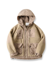 製品画像
フリース パッチワーク フード付き 中綿ジャケットの全体像。高密度フリース素材と耐久性のあるパッチワークデザインが特徴的なアウター。

詳細画像
高密度フリースと耐磨性に優れた織布パッチワークのテクスチャ、ダイヤ柄キルティング裏地、中綿ズレ防止仕様、大容量4ポケットのディテール特写。