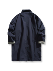 製品画像
クラシックなミディアム丈ロングカラーコート全体図。防風素材の表地とシンプルで美しいシルエットが特徴の上品なデザイン。

詳細画像
裏地に施された細かなチェック柄のディテール、袖口の調整デザイン、防風性能を備えた表地の質感特写。機能性とスタイルを両立した仕上がり。