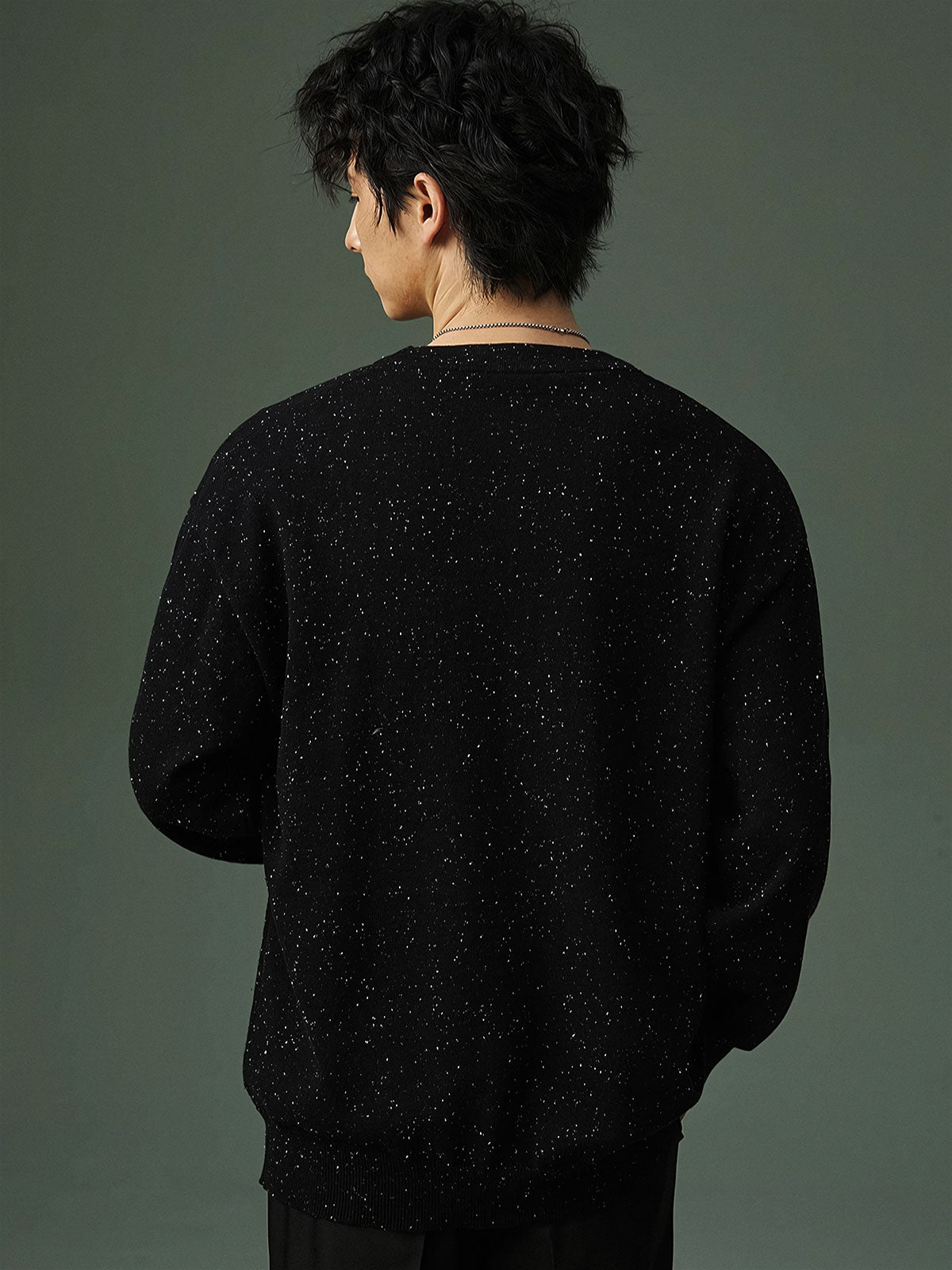 詳細画像
グラデーション樹脂ボタンの高級感あるディテール、精緻なリブ編みの裾と袖口、滑らかな質感を持つ12ゲージ編み地とカラフルドット模様の特写。

モデル画像
モデルがVネック カラフルドット ニット カーディガンを着用し、首元をすっきり見せるシルエットと華やかなドット柄を取り入れた、カジュアルで洗練されたコーディネートを披露。