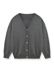 製品画像
Vネック カラフルドット ニット カーディガン全体図。12ゲージ編みの細かい編地とコットン混紡素材で仕上げた中厚ニット。カラフルなドット模様がアクセントのユニセックスデザイン。

詳細画像
グラデーション樹脂ボタンの高級感あるディテール、精緻なリブ編みの裾と袖口、滑らかな質感を持つ12ゲージ編み地とカラフルドット模様の特写。
