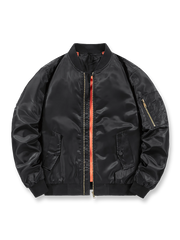 製品画像
MA-1 フライトジャケット全体図。高密度ナイロン表地とオレンジ色の裏地が特徴で、1950年代アメリカ空軍のクラシックな短丈デザインを再現。

詳細画像
ジップ付き袖ポケット、リブ仕立ての袖口・裾、防風性を高めるディテール、オレンジ色の裏地と高密度ナイロン素材の質感特写。