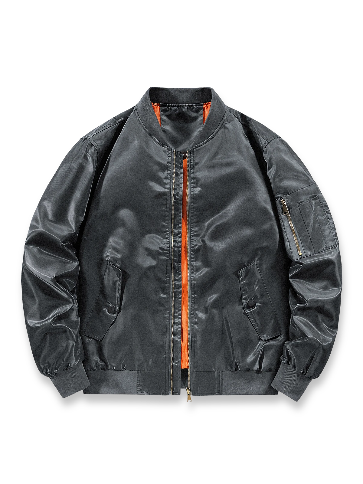 製品画像
MA-1 フライトジャケット全体図。高密度ナイロン表地とオレンジ色の裏地が特徴で、1950年代アメリカ空軍のクラシックな短丈デザインを再現。

詳細画像
ジップ付き袖ポケット、リブ仕立ての袖口・裾、防風性を高めるディテール、オレンジ色の裏地と高密度ナイロン素材の質感特写。