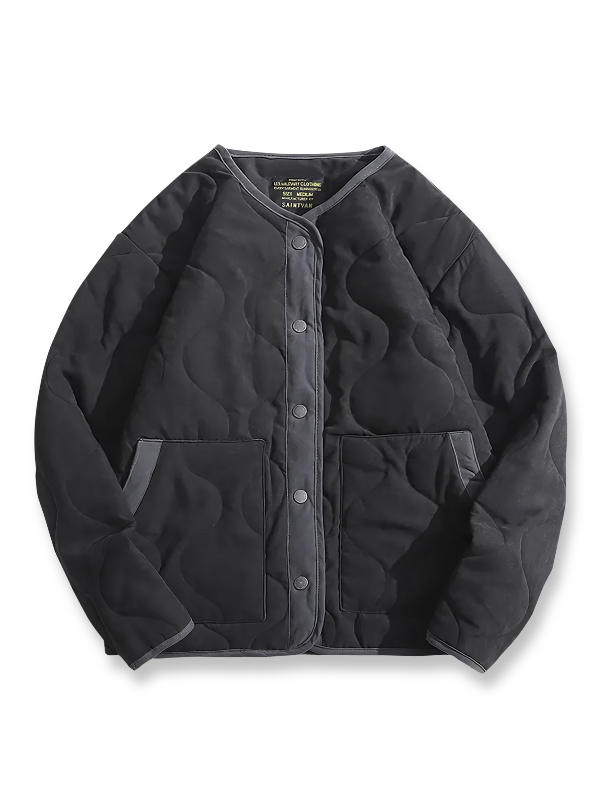 製品画像
ピーチスキン ノーカラー キルティング 中綿ジャケット全体図。滑らかなピーチスキン素材と波形キルティングが特徴の軽量ユニセックスアウター。

詳細画像
柔らかなピーチスキン素材の質感、立体感を生む波形キルティングステッチ、軽量ウォッシュドコットン中綿のディテール特写。