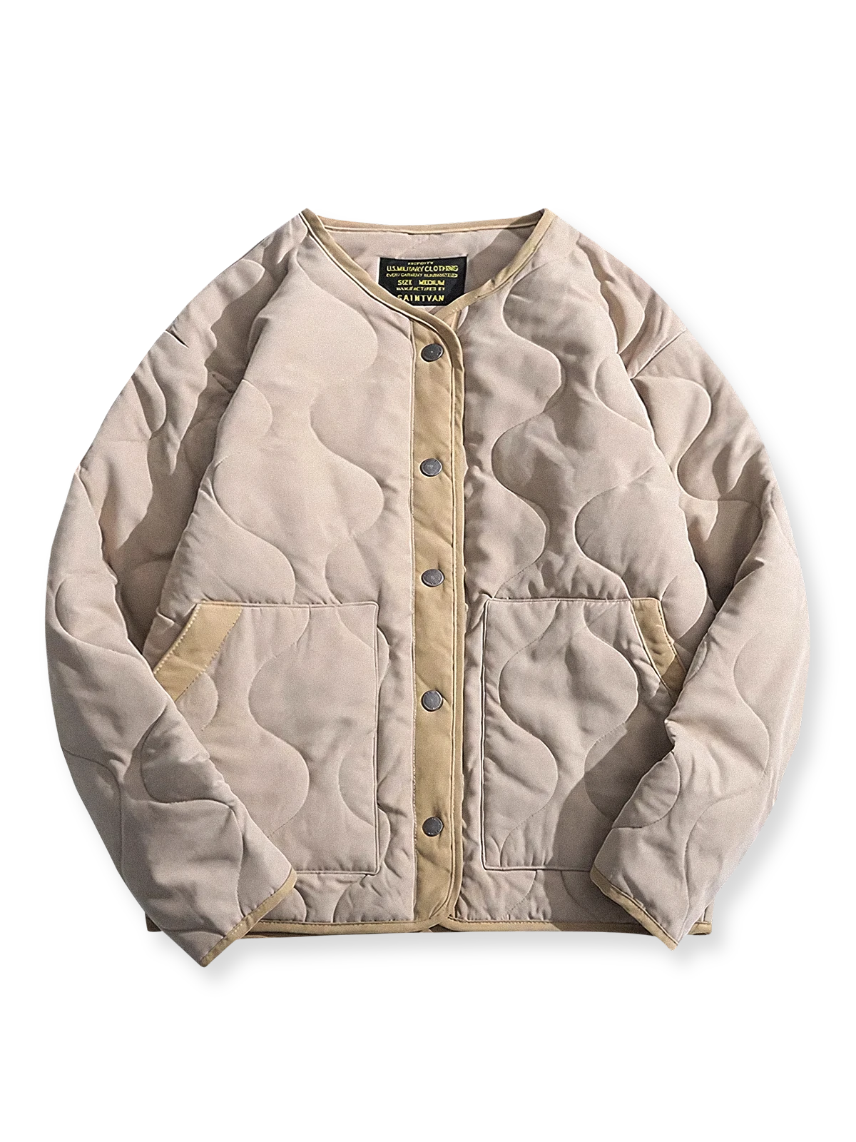 製品画像
ピーチスキン ノーカラー キルティング 中綿ジャケット全体図。滑らかなピーチスキン素材と波形キルティングが特徴の軽量ユニセックスアウター。

詳細画像
柔らかなピーチスキン素材の質感、立体感を生む波形キルティングステッチ、軽量ウォッシュドコットン中綿のディテール特写。