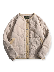 製品画像
ピーチスキン ノーカラー キルティング 中綿ジャケット全体図。滑らかなピーチスキン素材と波形キルティングが特徴の軽量ユニセックスアウター。

詳細画像
柔らかなピーチスキン素材の質感、立体感を生む波形キルティングステッチ、軽量ウォッシュドコットン中綿のディテール特写。