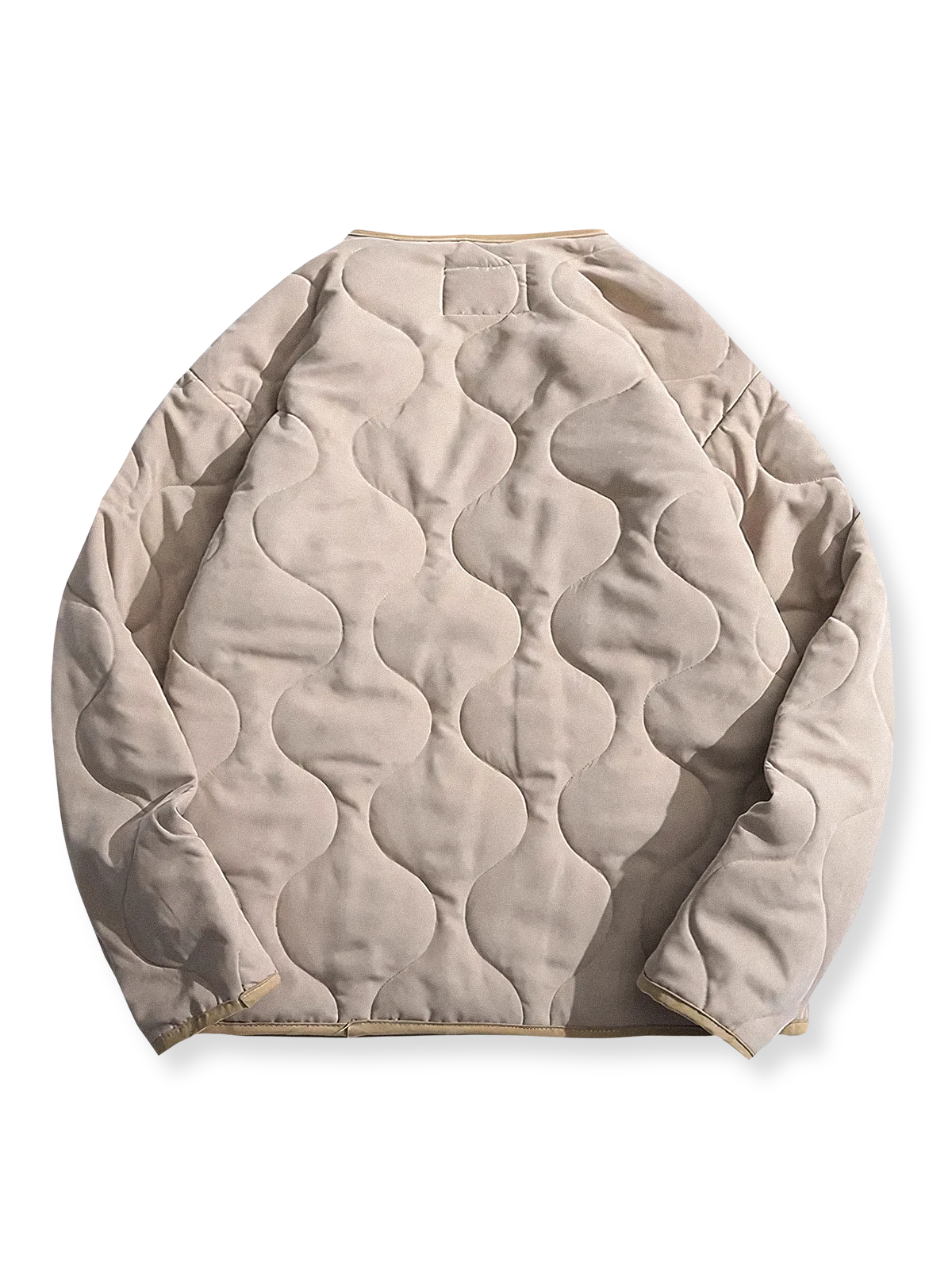 製品画像
ピーチスキン ノーカラー キルティング 中綿ジャケット全体図。滑らかなピーチスキン素材と波形キルティングが特徴の軽量ユニセックスアウター。

詳細画像
柔らかなピーチスキン素材の質感、立体感を生む波形キルティングステッチ、軽量ウォッシュドコットン中綿のディテール特写。