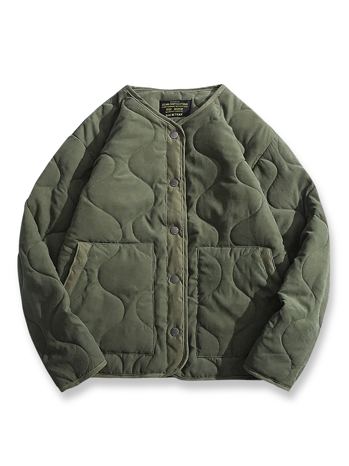 製品画像
ピーチスキン ノーカラー キルティング 中綿ジャケット全体図。滑らかなピーチスキン素材と波形キルティングが特徴の軽量ユニセックスアウター。

詳細画像
柔らかなピーチスキン素材の質感、立体感を生む波形キルティングステッチ、軽量ウォッシュドコットン中綿のディテール特写。