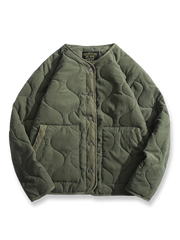 製品画像
ピーチスキン ノーカラー キルティング 中綿ジャケット全体図。滑らかなピーチスキン素材と波形キルティングが特徴の軽量ユニセックスアウター。

詳細画像
柔らかなピーチスキン素材の質感、立体感を生む波形キルティングステッチ、軽量ウォッシュドコットン中綿のディテール特写。