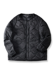 製品画像
ホワイトダックダウン 軽量 ダウンジャケット全体図。シンプルなデザインと700+フィルパワーの高品質ホワイトダックダウンを使用し、軽量で高い保温性を備えた一着。

詳細画像
100%ナイロン素材の防風・撥水性のディテール、高品質90%ホワイトダックダウンとダウン吹き出し防止の縫製、袖口の伸縮仕様の特写。