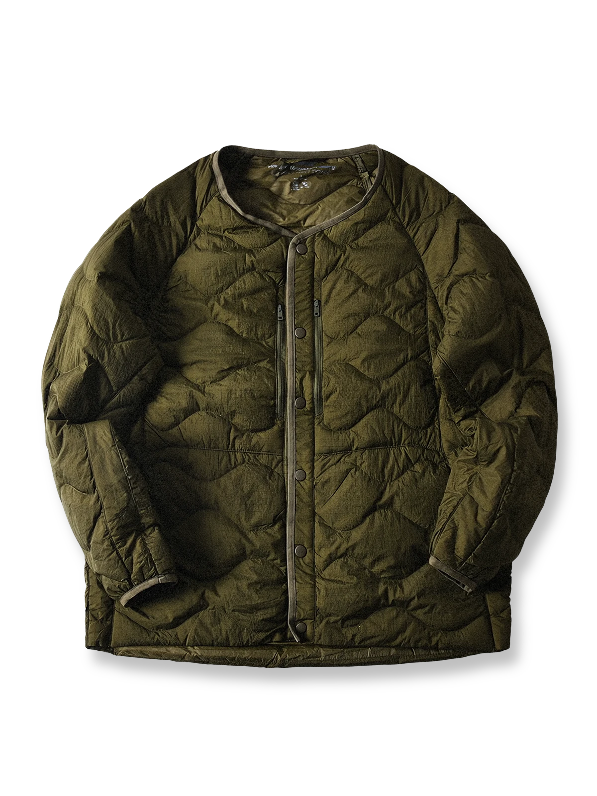 製品画像
ホワイトダックダウン 軽量 ダウンジャケット全体図。シンプルなデザインと700+フィルパワーの高品質ホワイトダックダウンを使用し、軽量で高い保温性を備えた一着。

詳細画像
100%ナイロン素材の防風・撥水性のディテール、高品質90%ホワイトダックダウンとダウン吹き出し防止の縫製、袖口の伸縮仕様の特写。