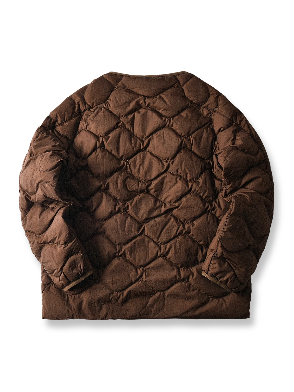 製品画像
ホワイトダックダウン 軽量 ダウンジャケット全体図。シンプルなデザインと700+フィルパワーの高品質ホワイトダックダウンを使用し、軽量で高い保温性を備えた一着。

詳細画像
100%ナイロン素材の防風・撥水性のディテール、高品質90%ホワイトダックダウンとダウン吹き出し防止の縫製、袖口の伸縮仕様の特写。