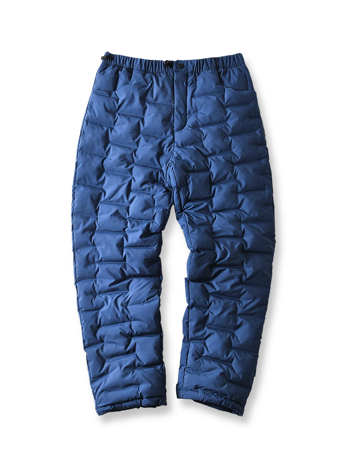 製品画像
高機能保温中綿 防風・防寒中綿パンツ全体図。防風性・撥水性に優れたナイロン素材とシンプルなデザインで、寒冷地のアウトドア活動に最適な秋冬アイテム。

詳細画像
防風・撥水ナイロン素材の質感、高機能保温中綿の充填構造、裾の調整仕様と立体裁断デザインによる動きやすさのディテール特写。