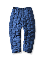 製品画像
高機能保温中綿 防風・防寒中綿パンツ全体図。防風性・撥水性に優れたナイロン素材とシンプルなデザインで、寒冷地のアウトドア活動に最適な秋冬アイテム。

詳細画像
防風・撥水ナイロン素材の質感、高機能保温中綿の充填構造、裾の調整仕様と立体裁断デザインによる動きやすさのディテール特写。