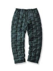 製品画像
高機能保温中綿 防風・防寒中綿パンツ全体図。防風性・撥水性に優れたナイロン素材とシンプルなデザインで、寒冷地のアウトドア活動に最適な秋冬アイテム。

詳細画像
防風・撥水ナイロン素材の質感、高機能保温中綿の充填構造、裾の調整仕様と立体裁断デザインによる動きやすさのディテール特写。