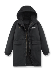 製品画像
N1デッキスタイル 海軍 フード付きコート全体図。高密度コットン素材と厚手シープスキン風ウールファー裏地を使用した、ヴィンテージ感溢れる冬用防寒アウター。

詳細画像
厚手のシープスキン風ウールファー裏地の質感、「A.R.M.Y.」プリントのクラシックディテール、ファスナーとボタンの二重防風仕様の特写。