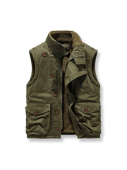 製品画像
N1デッキベスト全体図。シープスキン風ポリエステルファー裏地と100%コットン表地を使用し、耐久性・防風性・保温性を備えたクラシックデザインのベスト。

詳細画像
シープスキン風高密度ポリエステルファーの裏地、冷気を防ぐスタンドカラー、ジッパーとボタンの二重仕様、大容量フラップポケットのディテール特写。
