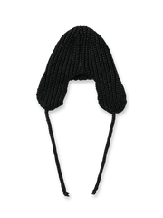 製品画像
「クラシックなパイロットスタイルを取り入れたハンドメイドのニットハット全体画像。100%ウール素材と耳当て付き防風デザインが特徴。」

詳細画像
「手編みの細やかなステッチが生み出す立体的なテクスチャと、耳当てストラップの防風構造のディテールをクローズアップ。」