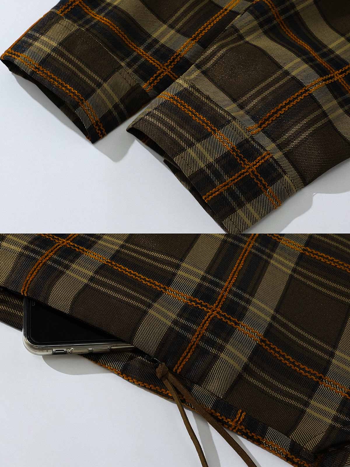 製品画像
「フレンチワークスタイルを取り入れたクラシックなチェック柄長袖シャツ全体画像。ルーズフィットとカーブヘムが特徴的なデザイン。」

詳細画像
「レトロなチェック柄生地の質感と、フレンチカジュアルを象徴するカーブヘムのディテールをクローズアップした画像。」