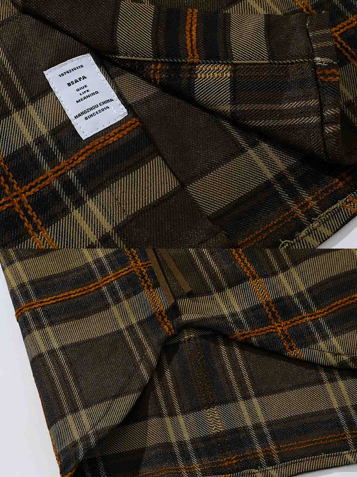 製品画像
「フレンチワークスタイルを取り入れたクラシックなチェック柄長袖シャツ全体画像。ルーズフィットとカーブヘムが特徴的なデザイン。」

詳細画像
「レトロなチェック柄生地の質感と、フレンチカジュアルを象徴するカーブヘムのディテールをクローズアップした画像。」