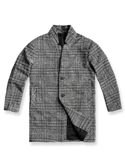 製品画像
ウール混紡のスタンドカラー ミドル丈 チェック柄コートの全体展示図。クラシックなチェック柄デザインとミドル丈シルエットが特徴。

詳細画像
スタンドカラーの防風デザインとクラシックなチェック柄生地のディテールクローズアップ。レトロで洗練された印象を強調。