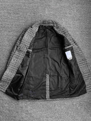 製品画像
ウール混紡のスタンドカラー ミドル丈 チェック柄コートの全体展示図。クラシックなチェック柄デザインとミドル丈シルエットが特徴。

詳細画像
スタンドカラーの防風デザインとクラシックなチェック柄生地のディテールクローズアップ。レトロで洗練された印象を強調。