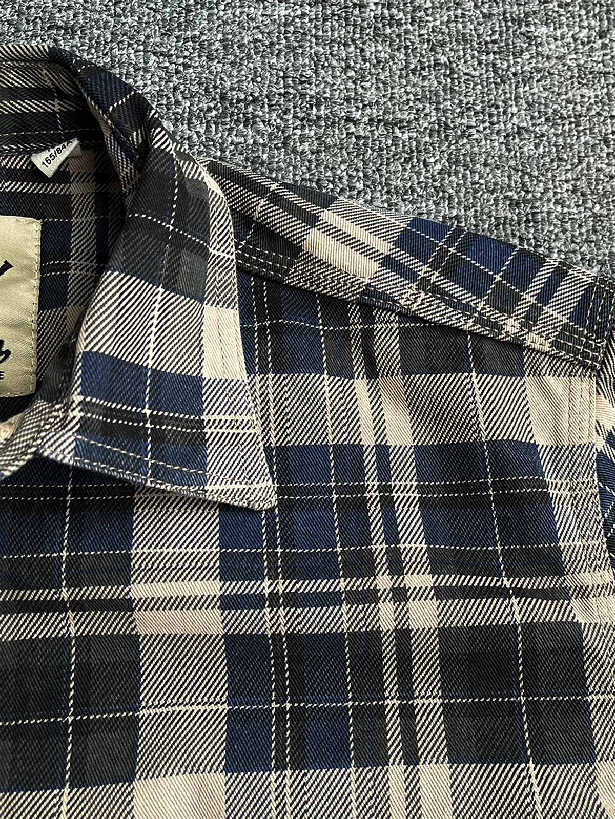 製品画像
「ヴィンテージ感あふれるクラシックなアメカジハードボイルドスタイルを再現した長袖チェックシャツ全体画像。100%コットン素材と立体的なシルエットが特徴。」

詳細画像
「高密度織りのチェック柄生地と胸ポケットのディテールをクローズアップ。ヴィンテージ調の配色とシャツの質感が際立つ画像。」