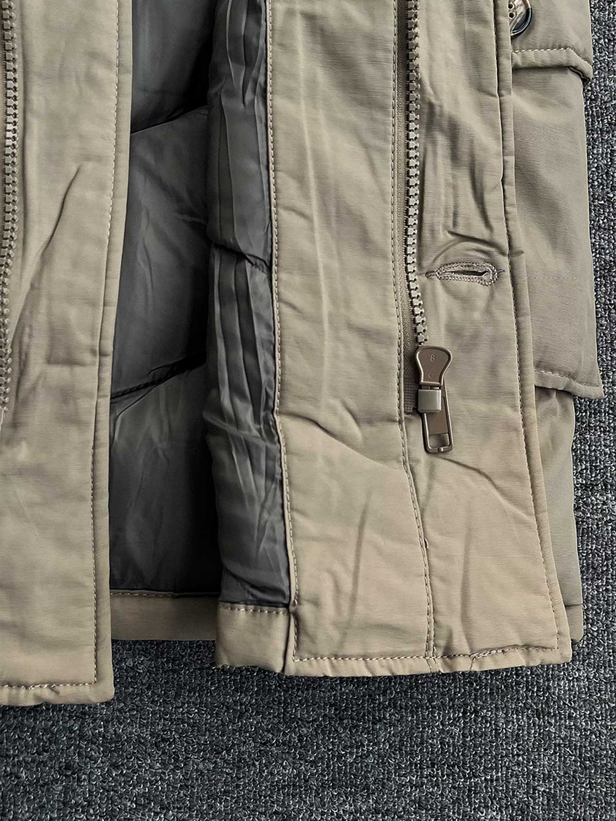 製品画像
「防風性と保温性を兼ね備えたクラシックなフード付きパーカジャケット全体画像。高密度防風素材と加厚ライナーが特徴の秋冬アウター。」

詳細画像
「大容量フラップポケットと高めのスタンドカラーデザインをクローズアップしたディテール画像。フード付き仕様と二重構造のフロントジッパーが防寒性能を強調。」