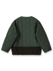 製品画像
「テフロン加工 三防テクノロジー ダイヤキルティング中綿ジャケット全体像。防水、防油、防汚の三防機能と3M™シンサレート中綿が特徴で、軽量で暖かい冬のアウター」

詳細画像
「テフロン加工 ダイヤキルティング中綿ジャケットのダブルジッパーとスナップボタンのディテールクローズアップ。防風性とデザイン性を両立」