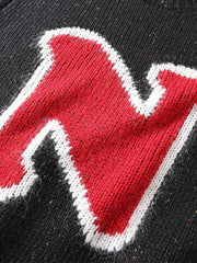 製品画像
「カラーネップウール混紡ニットセーター全体像。赤い『N』アルファベット柄とカラーネップデザインが特徴のスクール風セーター」

詳細画像
「カラーネップウール混紡ニットセーターの赤い『N』アルファベット柄と柔らかなカラーネップ生地のディテールクローズアップ」