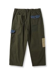 製品画像
「異素材パッチワーク ワイドシルエット カジュアルパンツ全体像。日本製オールコットン素材とストリートファッション美学を融合したデザインが特徴」

詳細画像
「異素材パッチワーク ワイドシルエットパンツのパッチワークディテールとYKK製シルバージッパーのクローズアップ。洗練されたディテールと高品質な仕上がり」