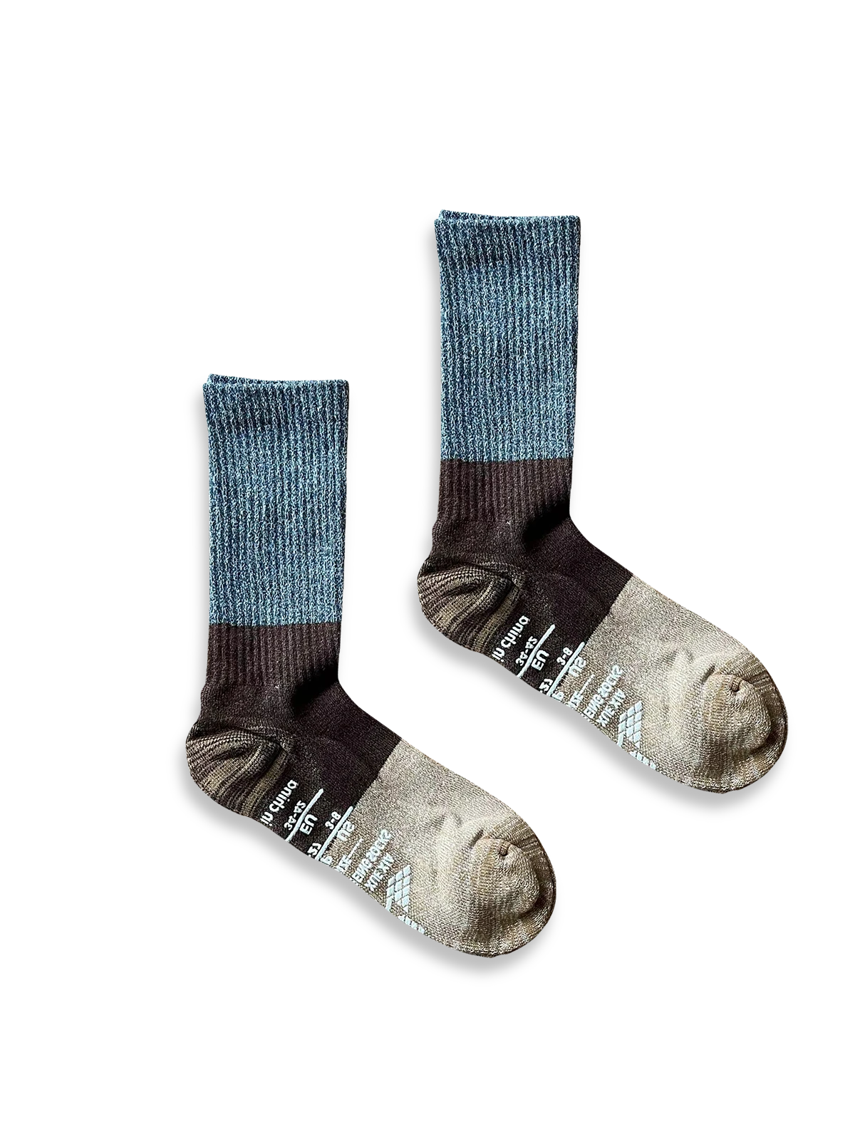 製品画像
「ドイツ製糸を使用したレトロバイカラー ロングソックス3足セット全体像。快適性と抗菌防臭機能を備えたアウトドア対応の5色展開ソックス」

詳細画像
「レトロバイカラー ロングソックスの足裏滑り止めビニール素材と柔らかな混紡素材のディテールクローズアップ。機能性とデザイン性を融合した仕様」