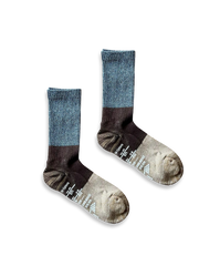 製品画像
「ドイツ製糸を使用したレトロバイカラー ロングソックス3足セット全体像。快適性と抗菌防臭機能を備えたアウトドア対応の5色展開ソックス」

詳細画像
「レトロバイカラー ロングソックスの足裏滑り止めビニール素材と柔らかな混紡素材のディテールクローズアップ。機能性とデザイン性を融合した仕様」