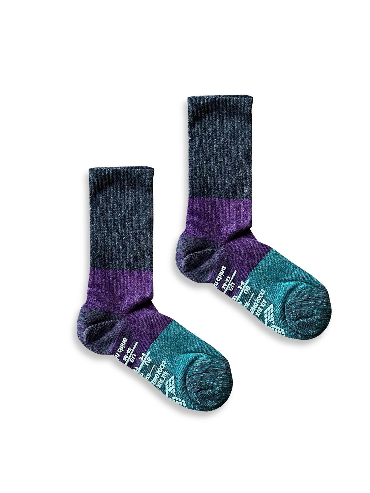 製品画像
「ドイツ製糸を使用したレトロバイカラー ロングソックス3足セット全体像。快適性と抗菌防臭機能を備えたアウトドア対応の5色展開ソックス」

詳細画像
「レトロバイカラー ロングソックスの足裏滑り止めビニール素材と柔らかな混紡素材のディテールクローズアップ。機能性とデザイン性を融合した仕様」