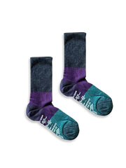 製品画像
「ドイツ製糸を使用したレトロバイカラー ロングソックス3足セット全体像。快適性と抗菌防臭機能を備えたアウトドア対応の5色展開ソックス」

詳細画像
「レトロバイカラー ロングソックスの足裏滑り止めビニール素材と柔らかな混紡素材のディテールクローズアップ。機能性とデザイン性を融合した仕様」