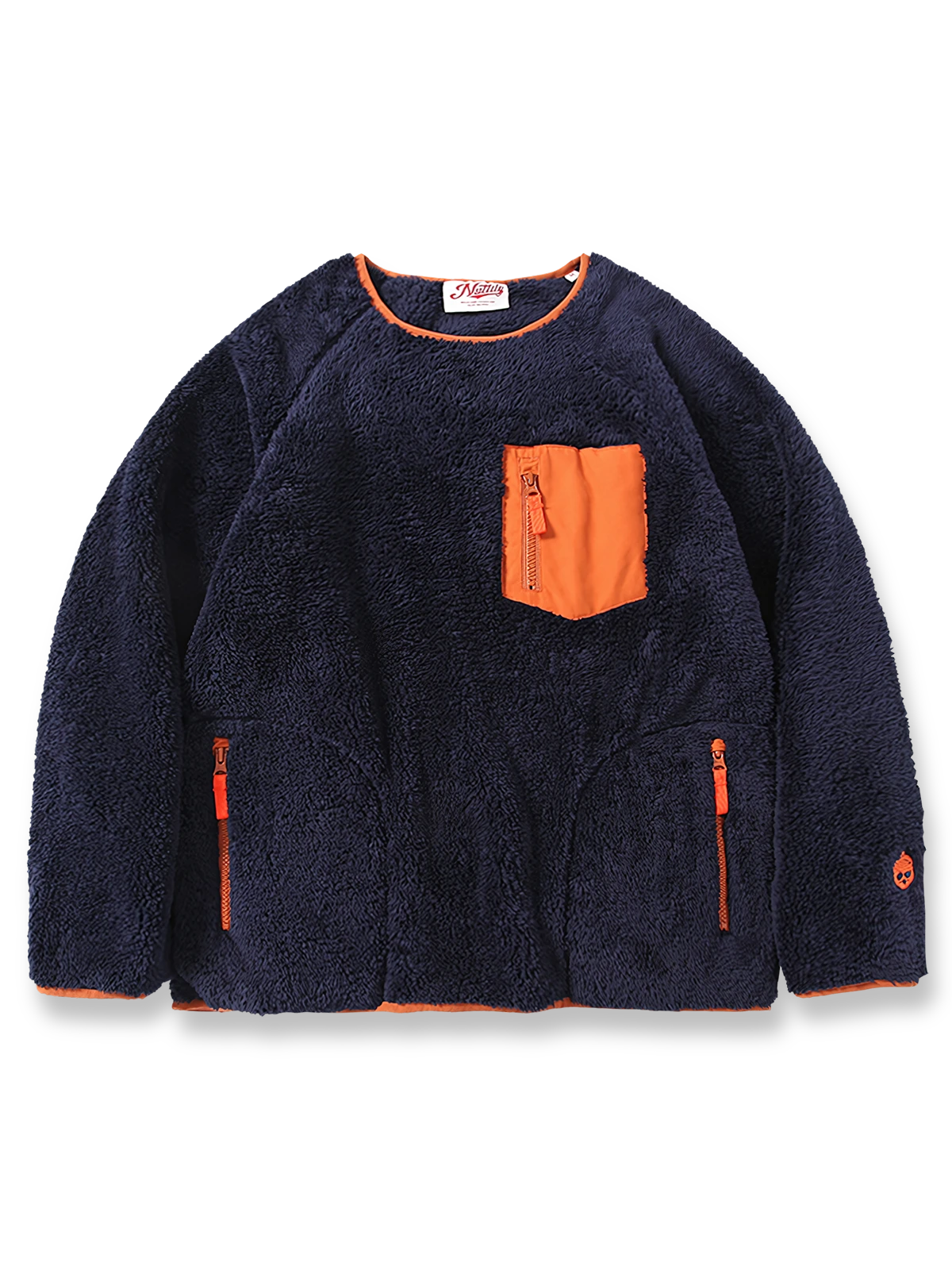 製品画像
「バイカラー コーラルフリース パッチワーク スウェット全体像。柔らかいコーラルフリース素材とバイカラーデザインが特徴の秋冬向けアイテム」

詳細画像
「バイカラー コーラルフリース パッチワーク スウェットの刺繍入りポケットとYKKカスタムジッパーのディテールクローズアップ。パッチワークの立体感が際立つ」
