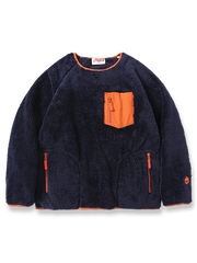 製品画像
「バイカラー コーラルフリース パッチワーク スウェット全体像。柔らかいコーラルフリース素材とバイカラーデザインが特徴の秋冬向けアイテム」

詳細画像
「バイカラー コーラルフリース パッチワーク スウェットの刺繍入りポケットとYKKカスタムジッパーのディテールクローズアップ。パッチワークの立体感が際立つ」
