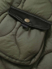 製品画像
「立体ポケットが特徴的なミリタリースタイルのキルティング中綿ジャケット正面画像。ヴィンテージ感とモダンな実用性が融合したデザイン。」

詳細画像
「メタリック調のコーン樹脂ジッパーや、立体的な多ポケットデザインのディテールをクローズアップした画像。」