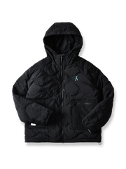 製品画像
「4色展開の防風防水中綿ジャケット。アウトドア素材とポリエステル中綿を採用し、軽量設計で保温性と高機能性を兼ね備えた全体写真。」

詳細画像
「防風性に優れたアウトドア素材の質感と軽量化された中空構造ポリエステル繊維を使用した中綿ディテール。多機能ポケットの実用性も際立つ中綿ジャケット詳細写真。」