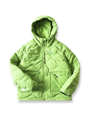 製品画像
「4色展開の防風防水中綿ジャケット。アウトドア素材とポリエステル中綿を採用し、軽量設計で保温性と高機能性を兼ね備えた全体写真。」

詳細画像
「防風性に優れたアウトドア素材の質感と軽量化された中空構造ポリエステル繊維を使用した中綿ディテール。多機能ポケットの実用性も際立つ中綿ジャケット詳細写真。」